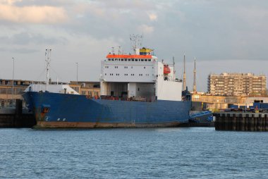 Ostend Limanı 'ndaki rıhtımda kargo. 