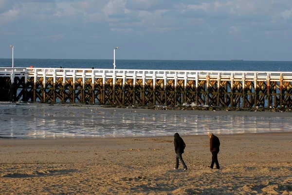 Paar Wandelingen Oostende Strand Bij Pier — Stockfoto
