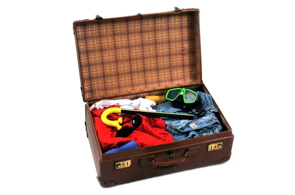 Alter Koffer Voller Strandkleidung Und Accessoires Aus Nächster Nähe Auf — Stockfoto
