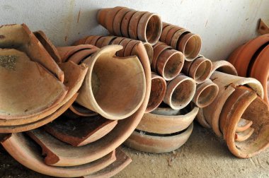 Çiçek saksıları kırıklarla dolu. 