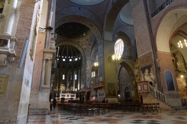 Интерьер Базилики Святого Антония Падуанского — стоковое фото