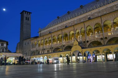 Geceleri Padua 'daki Herbal Meydanı ve Mantık Sarayı