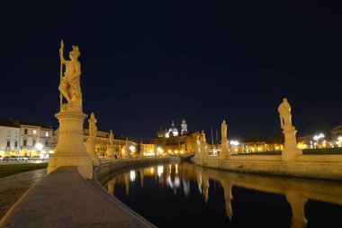 Prato della Valle gece Padua 'da