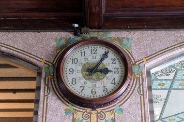 İspanya, Valencia 'nın kuzey istasyonunda saat.