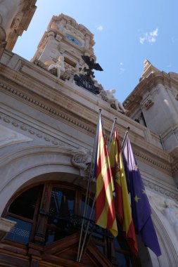 İspanya 'daki Valencia belediye binasında bayraklar