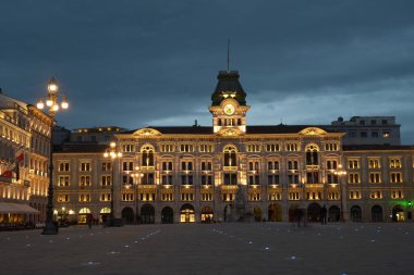 İtalya birlik meydanı ve gece Trieste 'deki belediye binası.