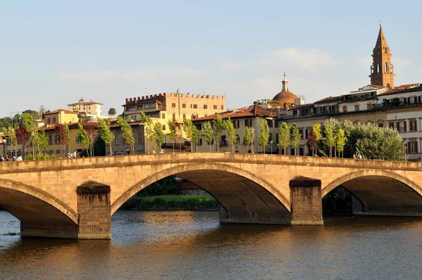 Мост Алла Каррайя Через Реку Арно Флоренции — стоковое фото