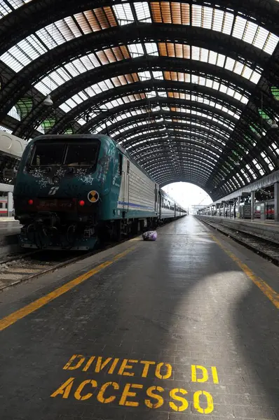 Milan Station Med Plattform Tåg — Stockfoto