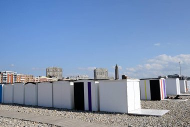 Normandiya 'daki Le Havre plajında banyo kulübeleri. 