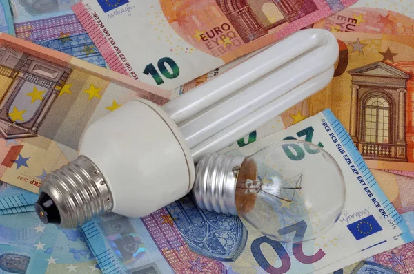 Concept Dépenses Électricité Avec Ampoules Électriques Sur Les Billets Euros — Photo