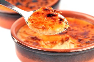 Bir kaşık ev yapımı creme brulee yakın plan