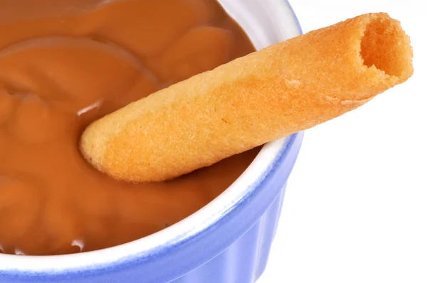 Ramekin Creme Caramelo Com Close Biscoito Fundo Branco — Fotografia de Stock