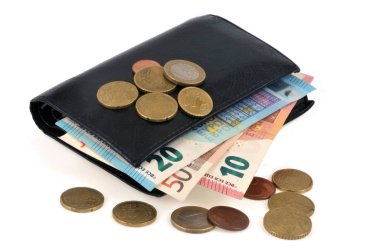 Bozuk paraları ve banknotları olan cüzdan beyaz arkaplanı kapatır 