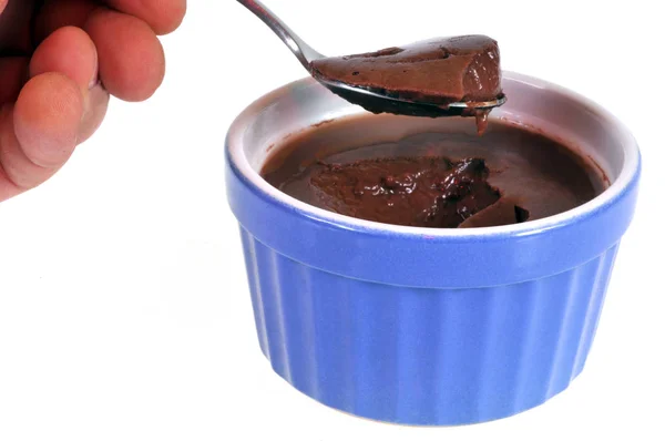 Creme Chocolate Com Uma Colher Ramekin Close Fundo Branco — Fotografia de Stock