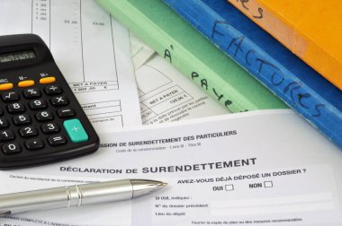 Fransızca 'da aşırı borçlanmanın yakın plan açıklaması 