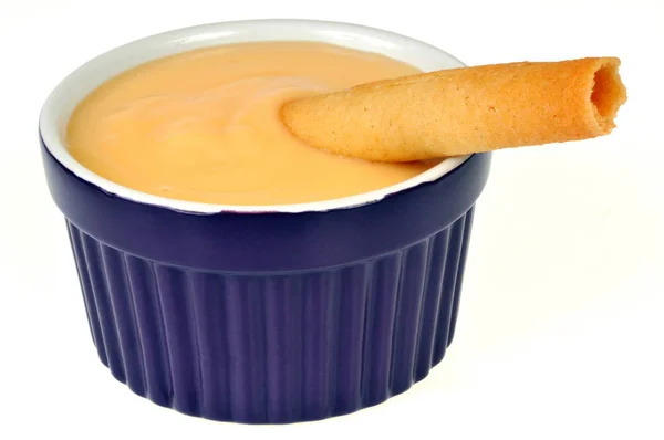 Ramekin Creme Baunilha Com Close Biscoito Fundo Branco — Fotografia de Stock