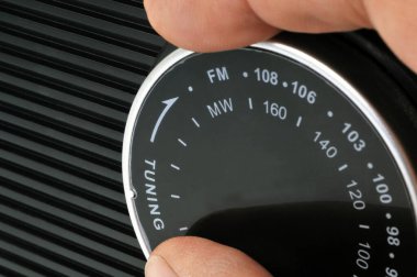 Radyo ayarlayıcısını yakından ayarlıyorum. 