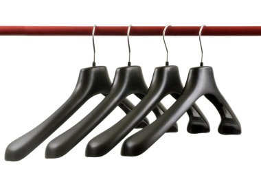 Giysi askıları beyaz arkaplanda yakın plan bir çubukta asılı 