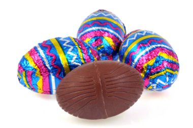 Paskalya yumurtaları, beyaz arka planda bir tane paketlenmemiş yakın plan. 