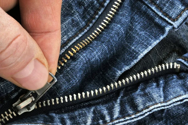 Closeup Zíper Jeans Com Dedos — Fotografia de Stock