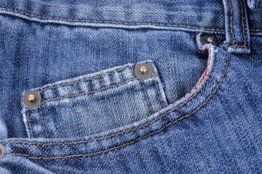 Mavi kot pantolon cebi beyaz arkaplanı kapatır 