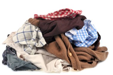 Kirli çamaşırlar beyaz arka planda yakın plan çekimde.