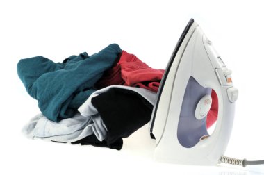 Beyaz bir arkaplanda demir bir fonda gevşek giysiler.