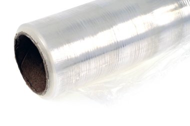Plastik film rulosu beyaz arka planda yakın çekim 