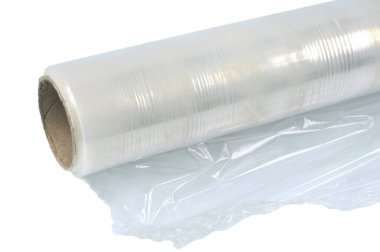 Plastik film rulosu beyaz arka planda yakın çekim