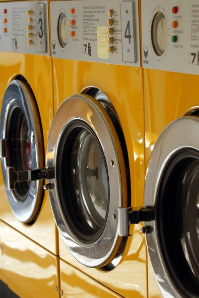 Çamaşır Makineleri Bir Çamaşırhaneye Dizilmişti — Stok fotoğraf