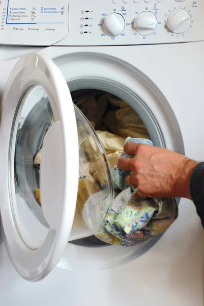 Kirli Çamaşırları Çamaşır Makinesine Koy — Stok fotoğraf