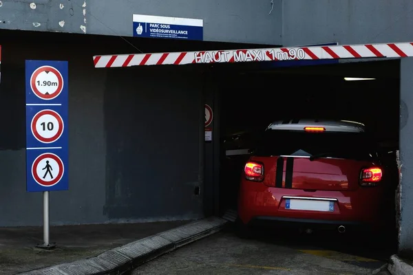 Auto Bij Ingang Van Een Ondergrondse Parking Vannes Bretagne — Stockfoto