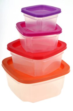 Plastik kutular beyaz arkaplanda üst üste dizilmiş