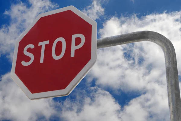 Stop Teken Close Voor Een Bewolkte Lucht Achtergrond — Stockfoto