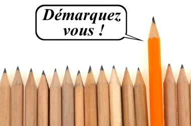 Beyaz arkaplanda yakın hizaya dizilmiş kalemlerin yanına yazılmış olarak öne çık