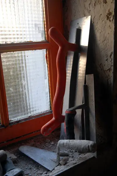 Maurers Werkzeug Ruht Auf Einem Fensterbrett — Stockfoto