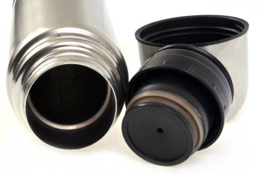 Termos şişesi beyaz arka planda yakın açılır