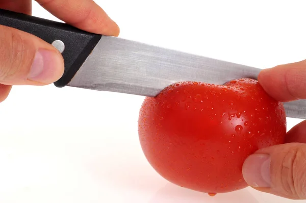 Schneiden Sie Eine Tomate Mit Einem Messer Nahaufnahme Auf Weißem — Stockfoto