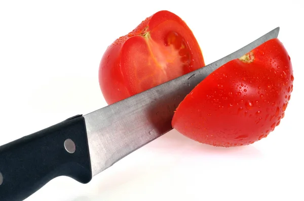Cortar Tomate Con Cuchillo Cerca Sobre Fondo Blanco — Foto de Stock