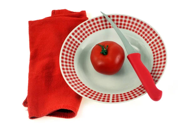 Tomate Plato Con Cuchillo Cerca Sobre Fondo Blanco — Foto de Stock