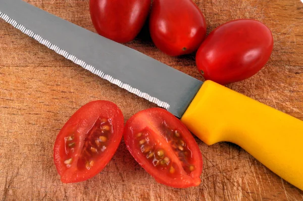 Aceitunas Tomate Cortadas Con Cuchillo Cerca — Foto de Stock