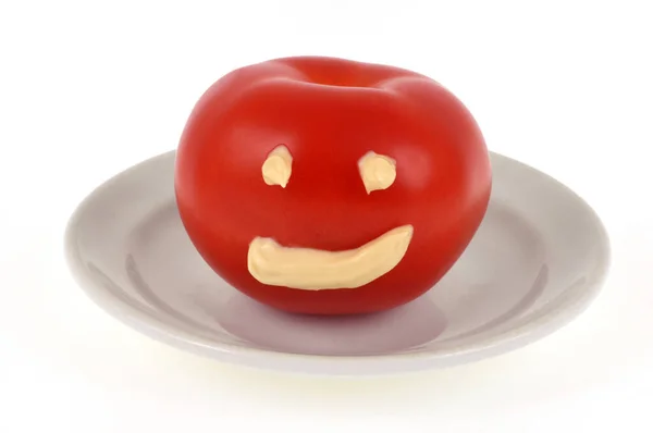 Tomate Mit Einem Mit Mayonnaise Gezeichneten Gesicht Großaufnahme Auf Einem — Stockfoto