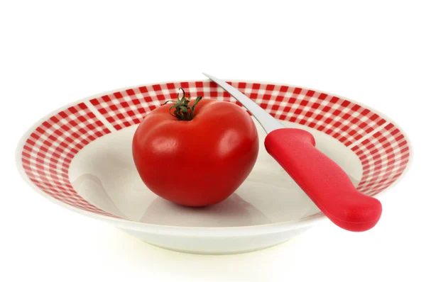 Tomate Plato Con Cuchillo Cerca Sobre Fondo Blanco — Foto de Stock