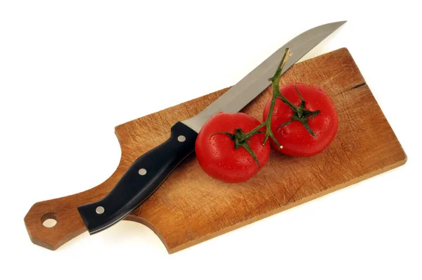 Tomates Orgánicos Frescos Una Tabla Cortar Con Cuchillo Cerca Sobre — Foto de Stock