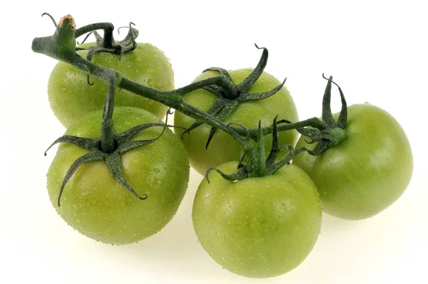 Ramo Tomates Verdes Cierran Sobre Fondo Blanco — Foto de Stock
