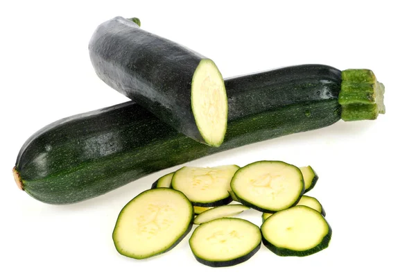 Ganze Zucchini Und Zucchini Ringe Schneiden Nahaufnahme Auf Weißem Hintergrund — Stockfoto