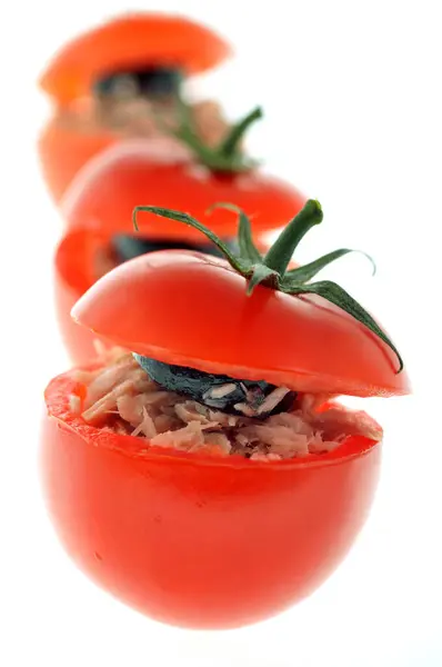 Tomates Cherry Rellenos Atún Primer Plano Olivo Negro Sobre Fondo —  Fotos de Stock