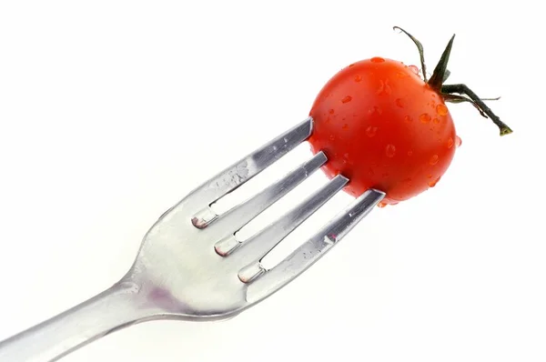 Tomate Cherry Pinchado Tenedor Cerca Sobre Fondo Blanco —  Fotos de Stock