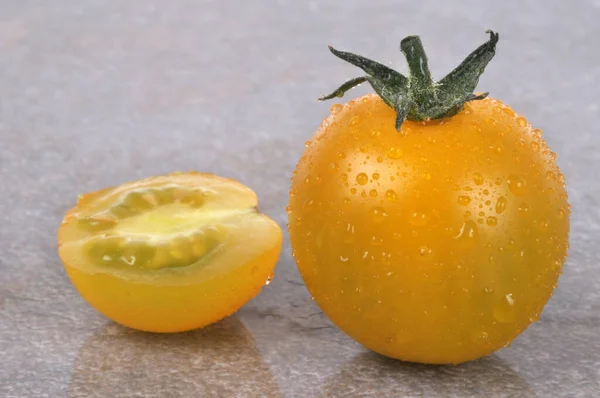 Tomates Cereza Amarillos Cierran Sobre Fondo Gris — Foto de Stock