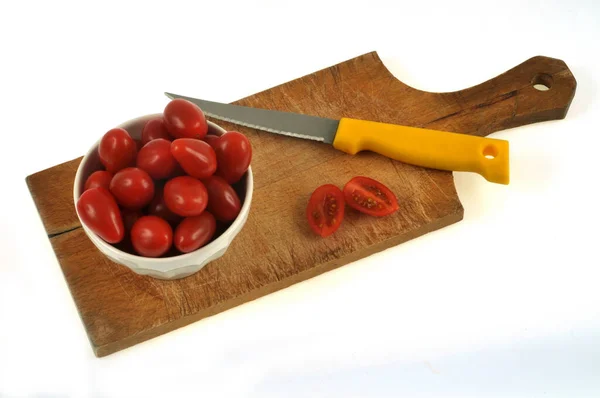 Ramekin Aceitunas Tomate Sobre Una Tabla Cortar Cerca Sobre Fondo — Foto de Stock